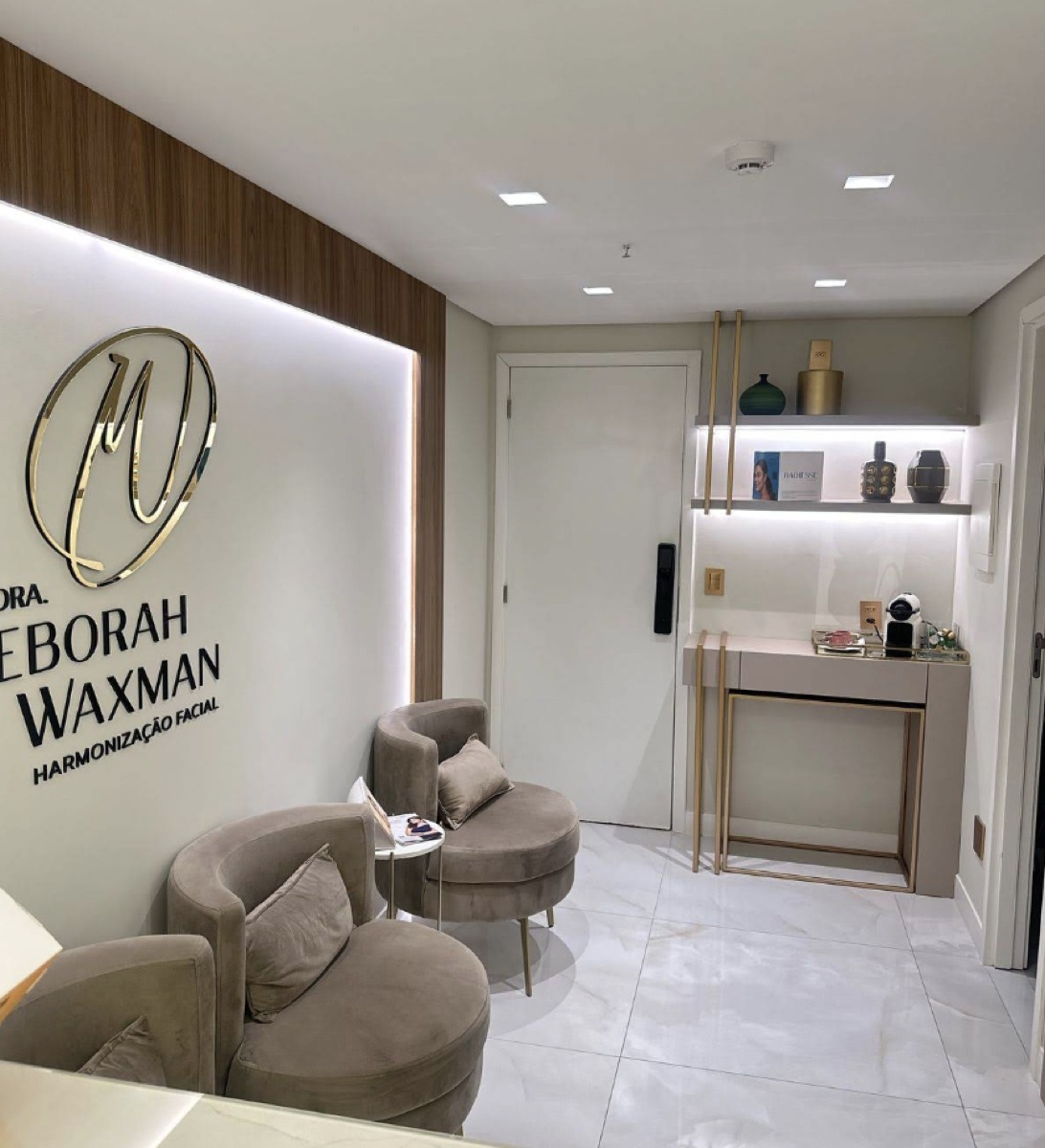 Recepção da Clínica Dra. Deborah Waxman, com a marca em destaque