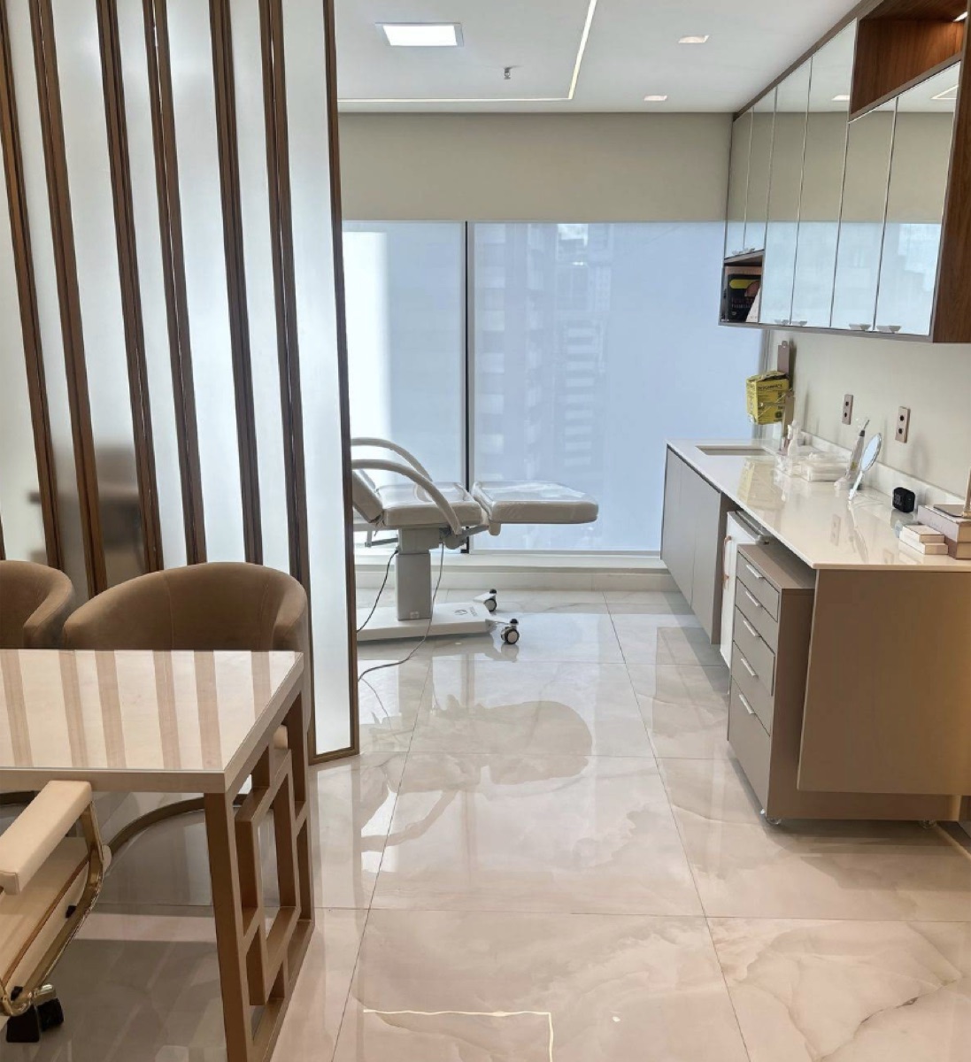 Sala de procedimento com vista para a cidade